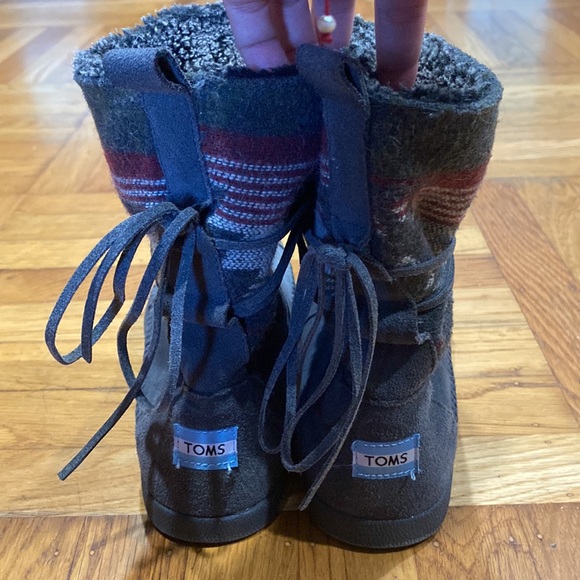 TOMS Southwest Moccasin Boots - Picture 4 of 10